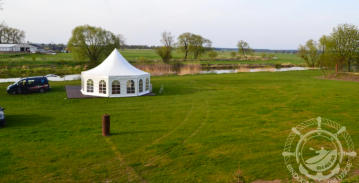 Duże pole namiotowe w Ujściu, z niezbędnymi mediami.